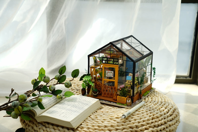 Rolife Cathy's Flower House DIY Miniature House DG104 DI miniature house kits.